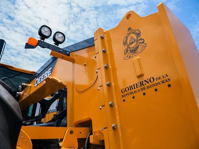 Cada municipio recibirá un kit variable que podrá incluir retroexcavadora, motoniveladora, vibrocompactador, tractor de oruga, volqueta y tanque cisterna de agua.