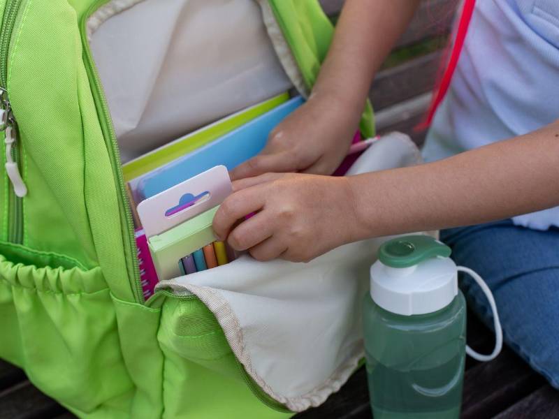 Organizar la propia mochila es de los primeros actos de independencia real que vive un niño.