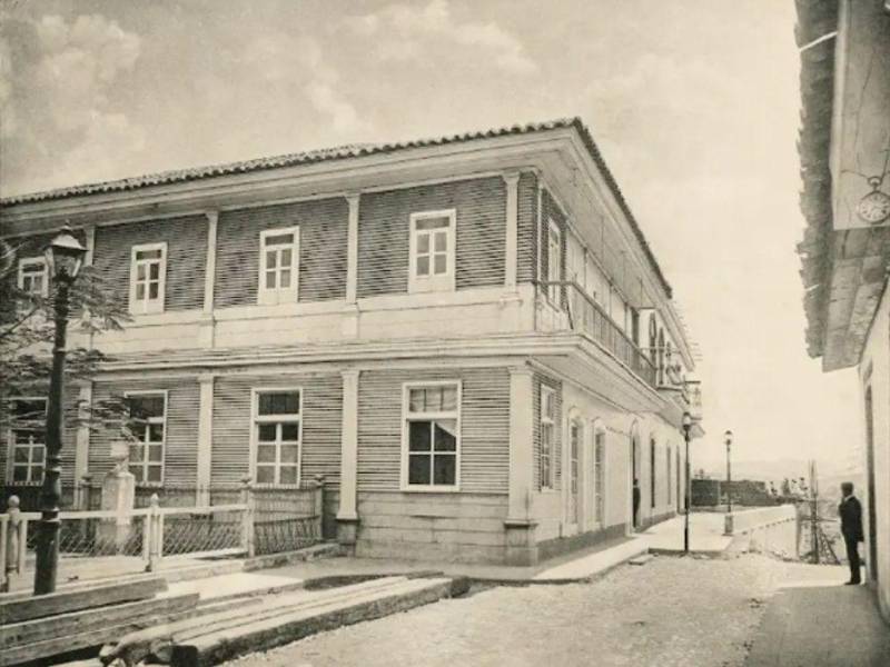 Palacio Nacional o Palacio Viejo, 1889, era una casa de dos pisos, hecho de adobe y de madera a un costado de la plaza La Merced, construida por Juan Judas Salabarría en 1811.