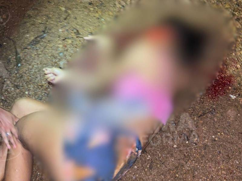 El cuerpo de la joven quedo tendido en el suelo con varias heridas.