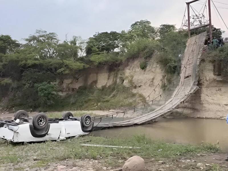 Consternación y lágrimas se viven en el municipio de San Francisco del Valle, Ocotepeque, tras la muerte de tres integrantes de una misma familia que cayó en su vehículo luego del colapso de un puente colgante. Esto se sabe sobre la tragedia.