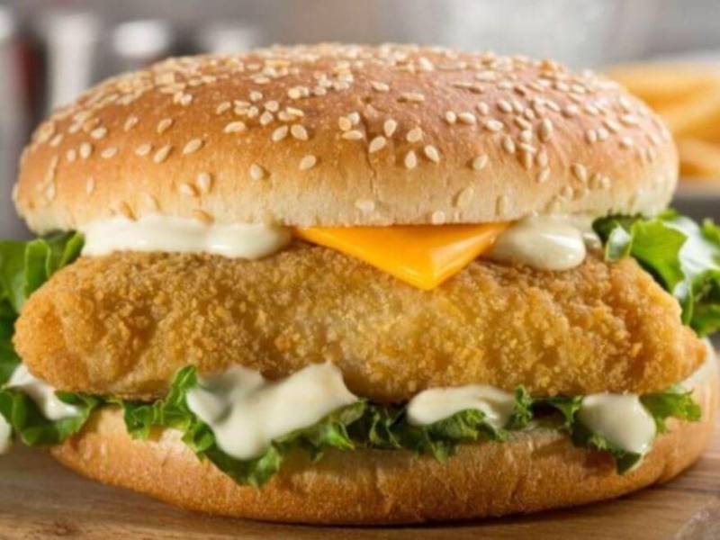 Las hamburguesas de pescado son una opción ligera y saludable.