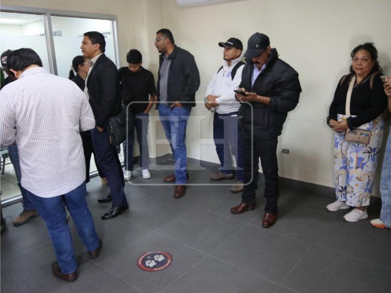 Entre protestas de Libre y agresiones: así se desarrolla entrega de credenciales a alcaldes en el CNE