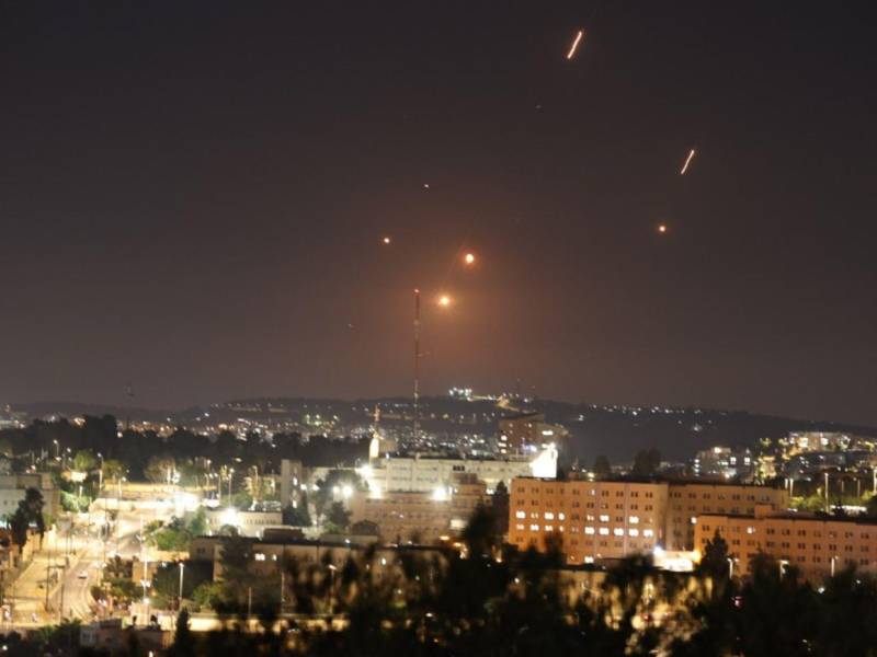Misiles lanzados desde Irán sobre Jerusalén, este viernes. El ejército israelí ha identificado misiles lanzados desde Irán hacia territorio israelí, como respuesta a los bombardeos israelíes de toda la jornada.