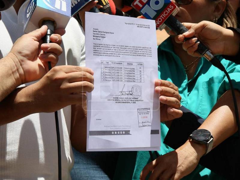 La Dirección General de Protección al Consumidor presentó este viernes ante el Ministerio Público varias pruebas relacionadas con las denuncias publicadas por EL HERALDO Plus contra una clínica que opera en Tegucigalpa, obligando a pacientes a firmar contratos por onerosos tratamientos.
