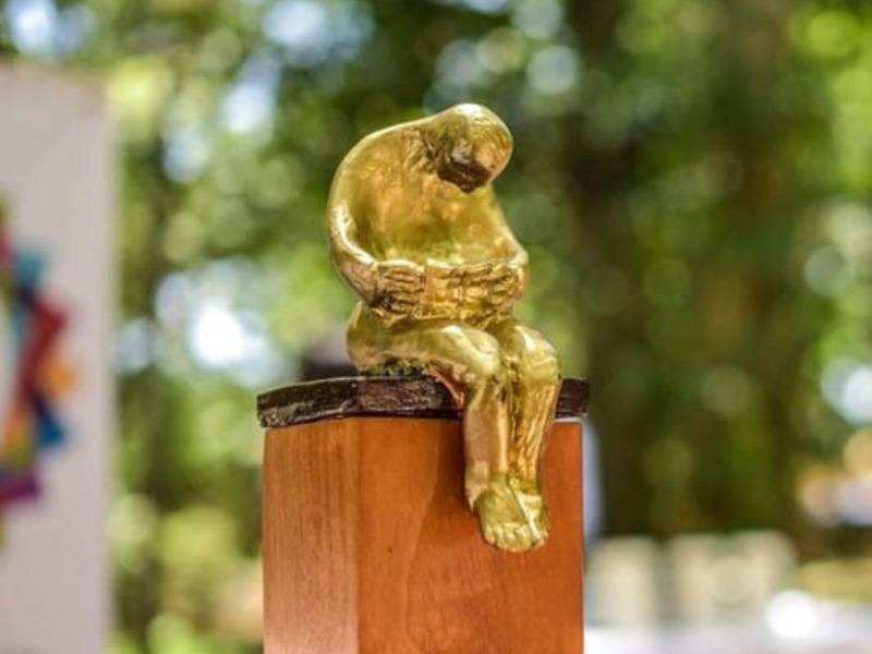Los ganadores reciben como premio la publicación de su obra y una escultura de Gustavo Armijo.