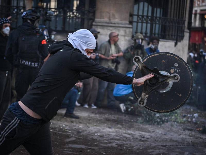 Saqueos y enfrentamientos con la policía se registraron este jueves en Francia. El Gobierno francés ultima las respuestas concretas para aplacar la revuelta, como la llegada a las aulas de 3.000 profesores suplentes de aquí al próximo martes.