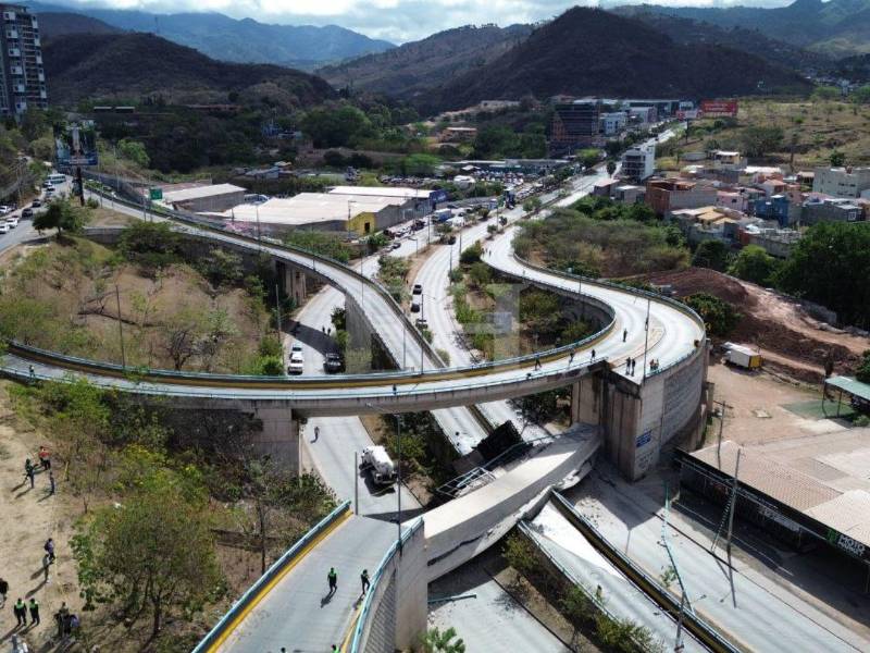 Al lugar se trasladó personal de emergencia y de la Alcaldía Municipal del Distrito Central (AMDC) para cerrar el paso en la zona.