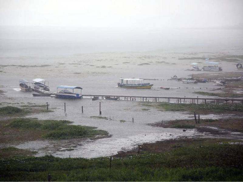 El grupo se encontraba haciendo turismo en el Lago de Yojoa, pero ante la aparición de una tormenta, quedaron náufragos.