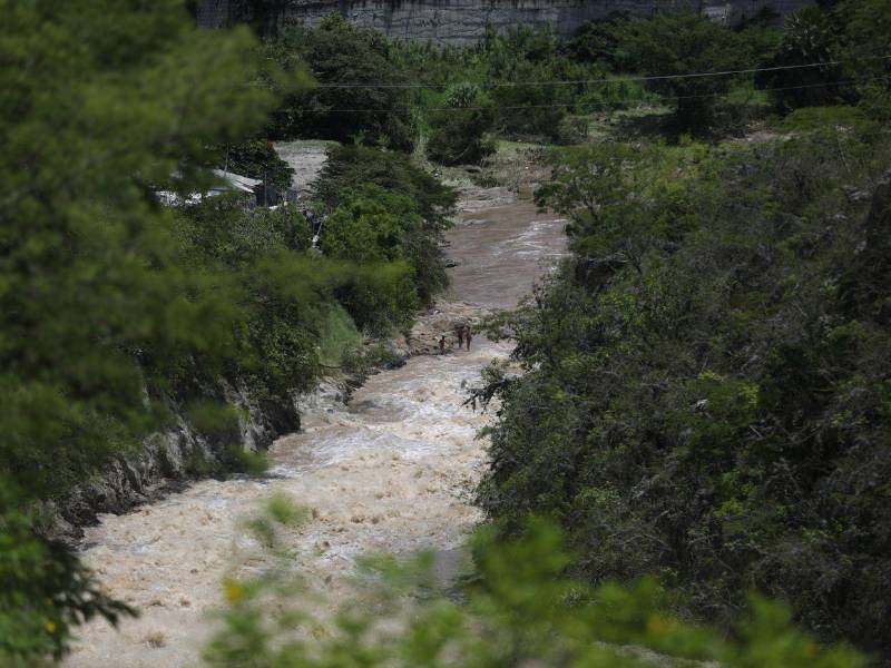 La represa Los Laureles rebasa hasta 14 metros por segundo, lo que genera saturación de suelo.