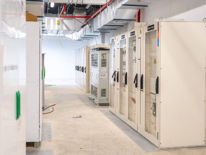 Hay equipos eléctricos que deberían estar abasteciendo de energía a la terminal.