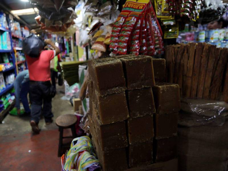 Según vendedores capitalinos, la rapadura de dulce es uno de los productos de temporada más solicitados este 2025.