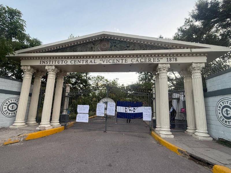 Tomando el Instituto Central Vicente Cáceres ante el atropelllo e irrespeto a los derechos laborales por parte de la Dirección del colegio.