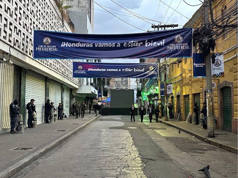 Nasry Asfura tomará posesión de su cargo este martes 27 de enero en el Congreso Nacional, y así amanecieron las vías cercanas al hemiciclo legislativo.