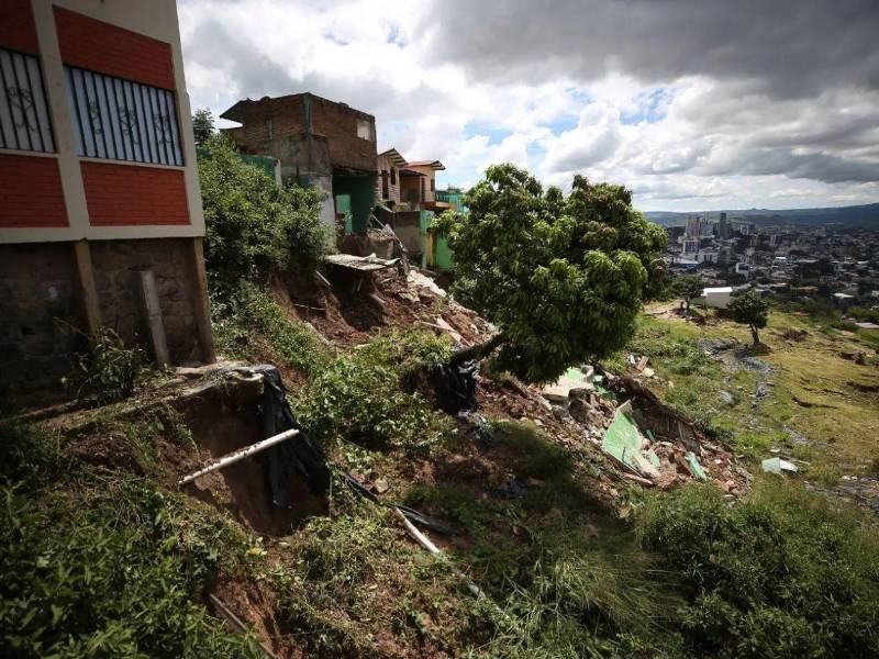 Según expertos en geología urbana, factores como la deforestación, la saturación del suelo por lluvias constantes, aumentaron significativamente el riesgo de desastres en la zona.
