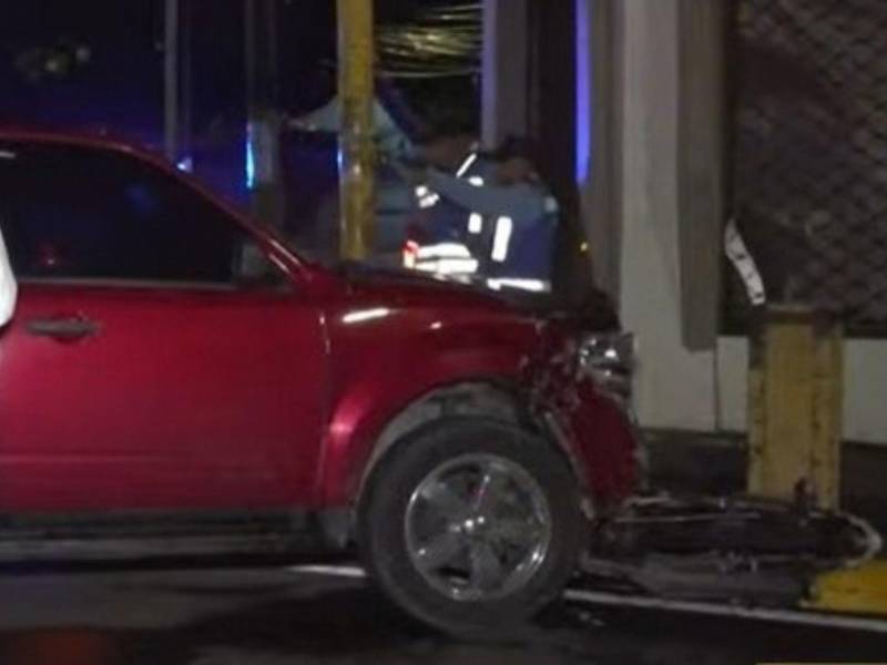 El carro aprisionó el cuerpo de José Castillo junto a la motocicleta y varias bases de concreto.