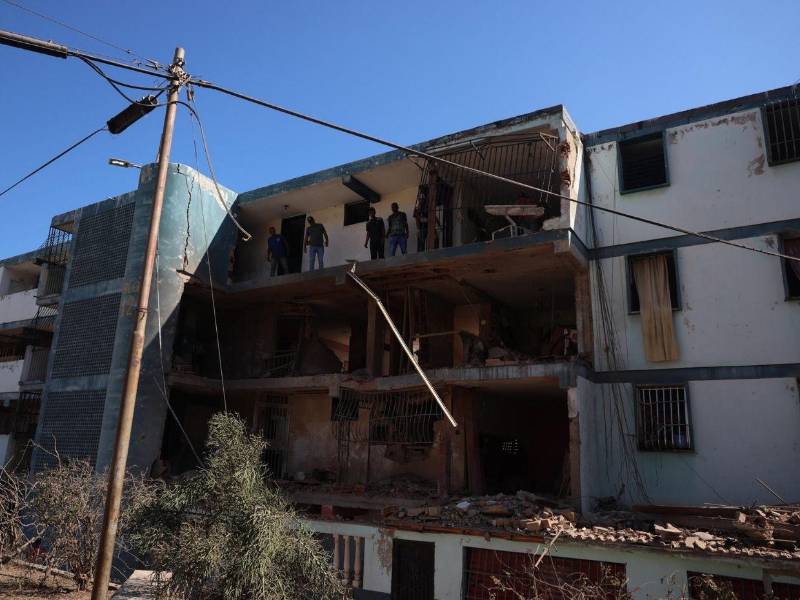 Los edificios y viviendas en varias zonas de Venezuela evidencian severos daños estructurales tras el ataque militar ejecutado por Estados Unidos durante la madrugada del sábado 3 de enero, operación en la que fue capturado el presidente Nicolás Maduro, junto a su esposa, Cilia Flores.