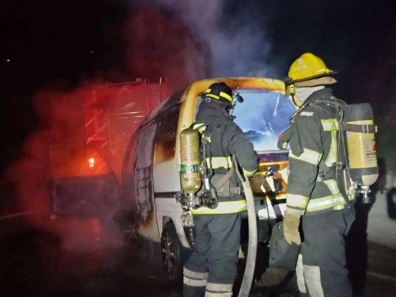 La madrugada de este lunes 15 de junio se reportó un incendio que consumió un busito blanco y dejó como saldo dos personas con quemaduras en varias partes del cuerpo. El siniestro se registró a la altura de la colonia Villa Vieja, carretera hacia el oriente del país. A continuación las imágenes que dejan entrever la magnitud del hecho.
