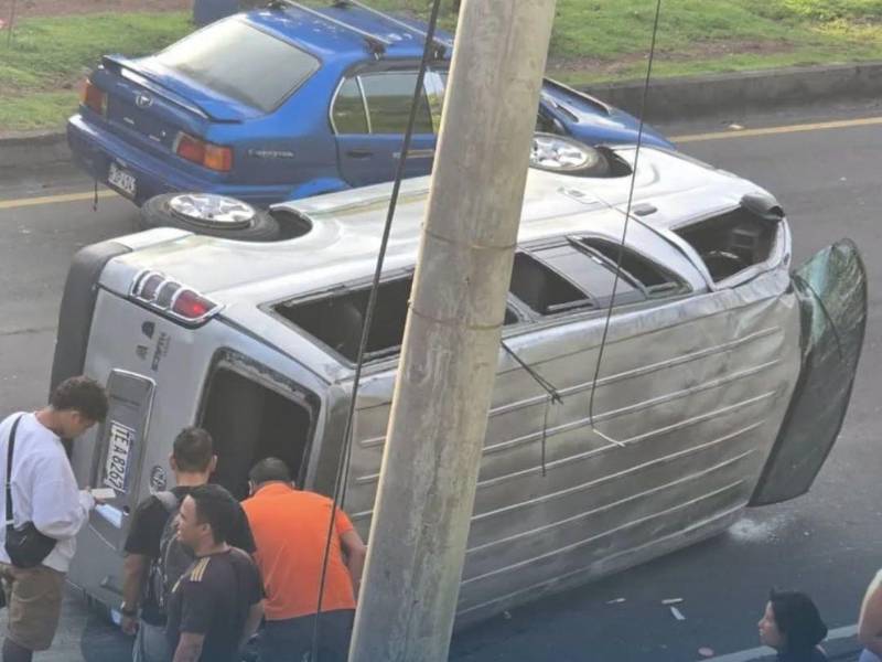 Accidente de microbús deja varias personas heridas cerca del puente El Carrizal