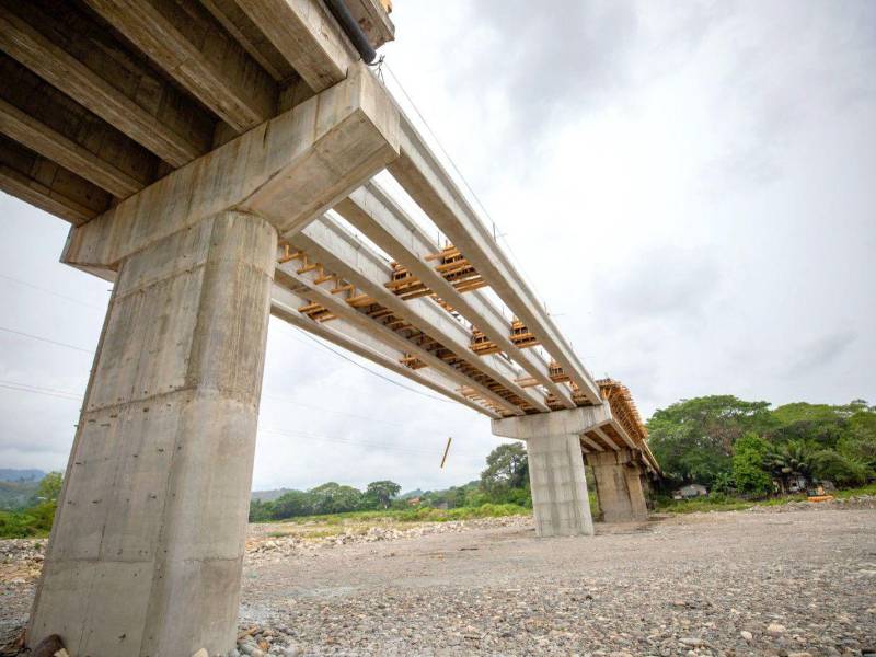 Con las nuevas bases del puente Saopín se espera que resista las fuertes crecidas del río Cangrejal.