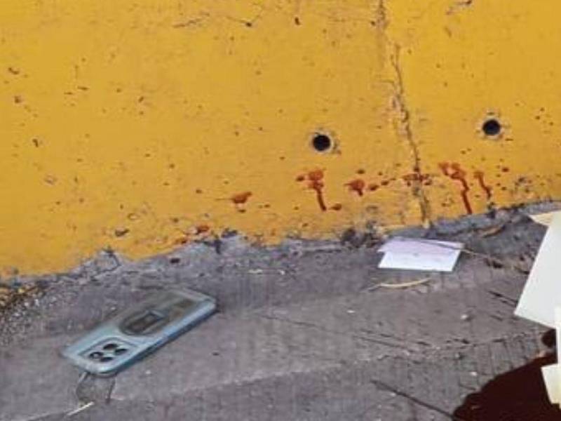 La nota y el celular que quedaron en la escena sangrienta.