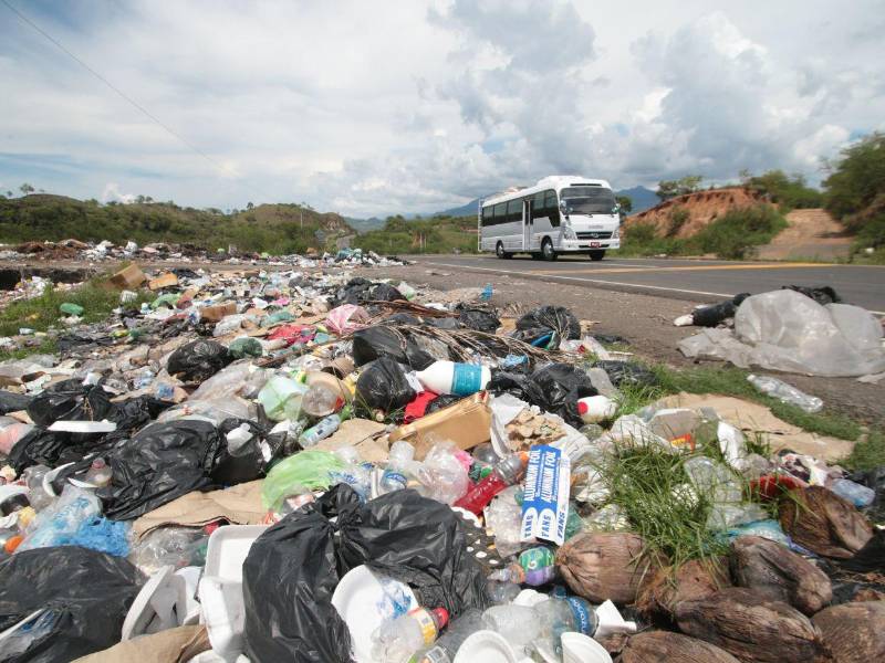 La gente lanza basura a los costados de la carretera, por el sector de Aramecina, Valle, a pesar de la prohibición que existe.