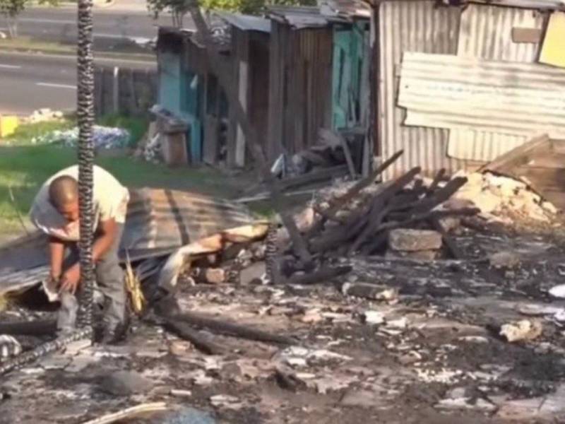 Un voraz incendio registrado este domingo 3 de mayo consumió varios puestos de venta en la colonia Nueva Suyapa de Tegucigalpa.