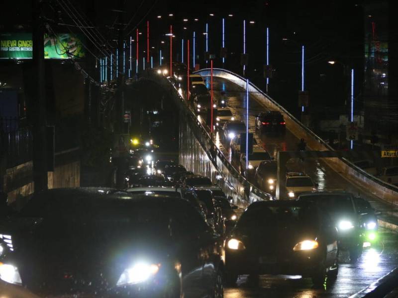 La lluvia duró más de tres horas y eso causó un fuerte tráfico en la capital.
