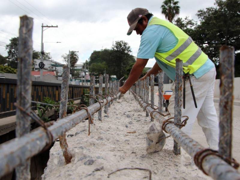 La Secretaría de Infraestructura y Transporte reporta una inversión aproximada de 29.7 millones de lempiras para ampliar el puente Germania, en la salida al sur de Tegucigalpa.