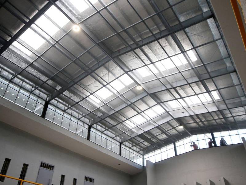 El techo es lo suficientemente alto, para evitar que los privados de libertad intenten alcanzarlo.