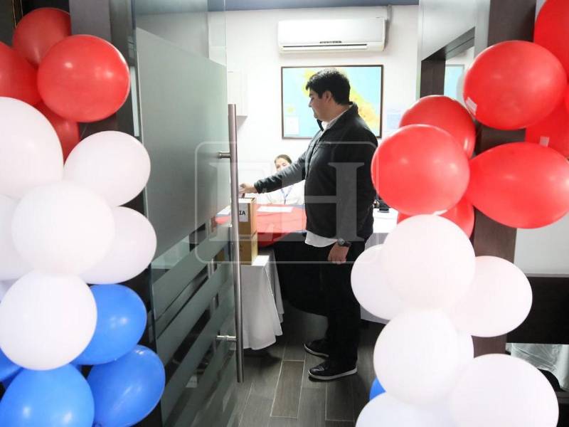 Ciudadanos costarricenses residentes en Honduras acuden a votar en la embajada de Costa Rica en Tegucigalpa, como parte del proceso electoral para elegir presidente y diputados del Congreso para el periodo 2026-2030.