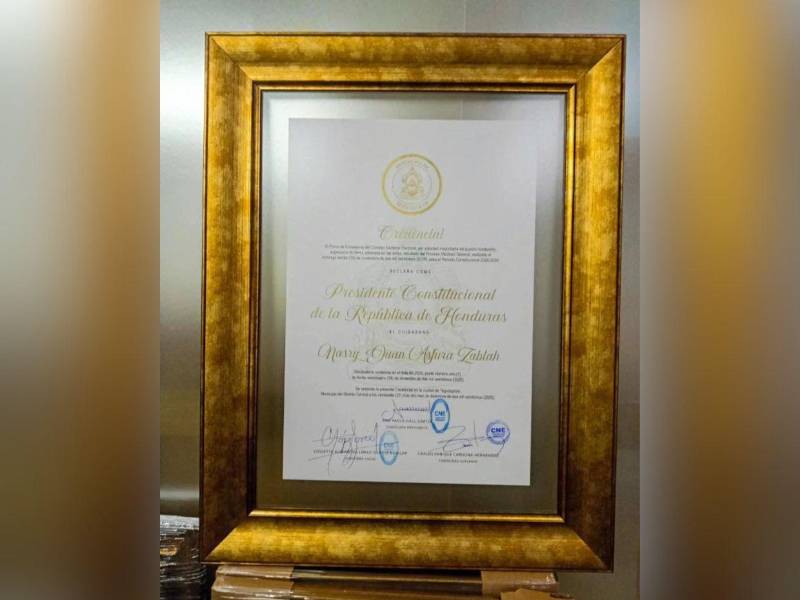 El CNE emitió la credencial de Nasry Asfura, quien regresó al país este martes tras una gira.