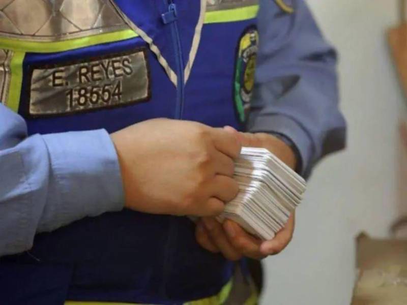 Los permisos de conducir siguen siendo extendidos solo en formato digital debido al atraso del material.