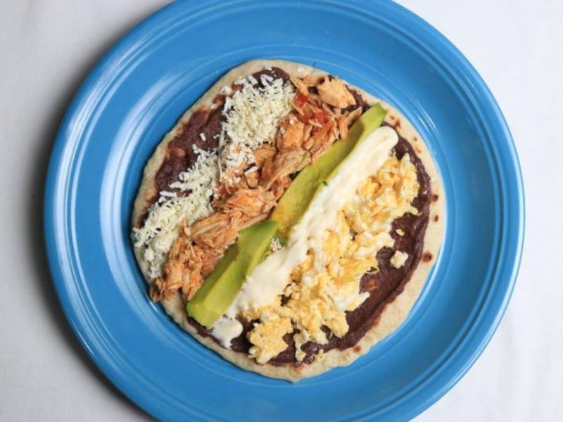 Baleada con pollo, huevo y aguacate.