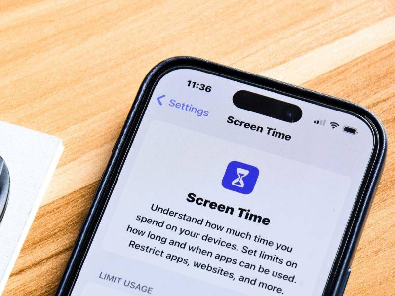 Para niños menores de 13 años, agregar su cuenta a un grupo de familia convierte automáticamente esa cuenta en una cuenta infantil con filtros de contenido y restricciones de comunicación ya activados.