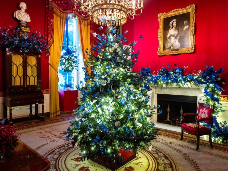 Este árbol de Navidad es el centro de exhibición en el Red Room de la Casa Blanca.