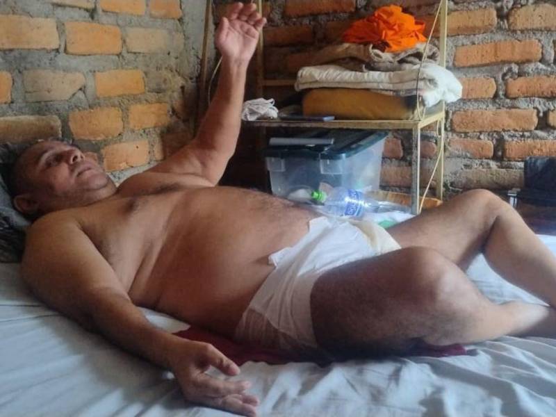 La vida de Fernando cambió en 2015 tras un atentado en el anillo periférico. Desde entonces permanece en cama y depende de la solidaridad.