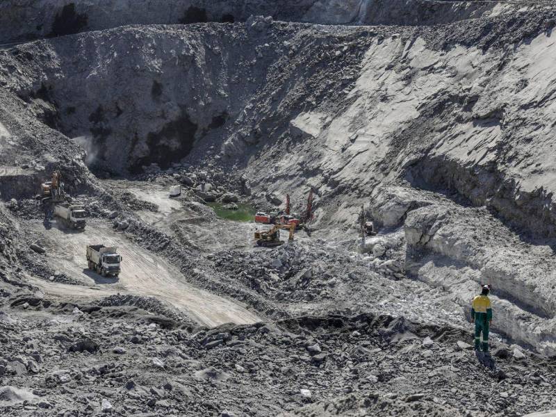 Esta imagen muestra una área de la mina de litio en la ciudad de Araçuaí, en el estado de Minas Gerais, en Brasil.