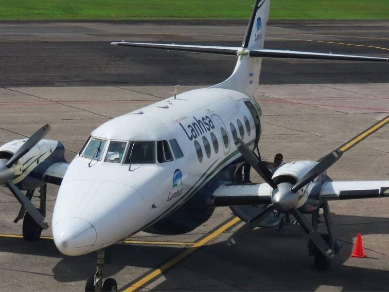 Los aviones que realizan vuelos nacionales e internacionales se deben someter a un proceso de revisión periódico, que puede ser diario o por horas vuelo.