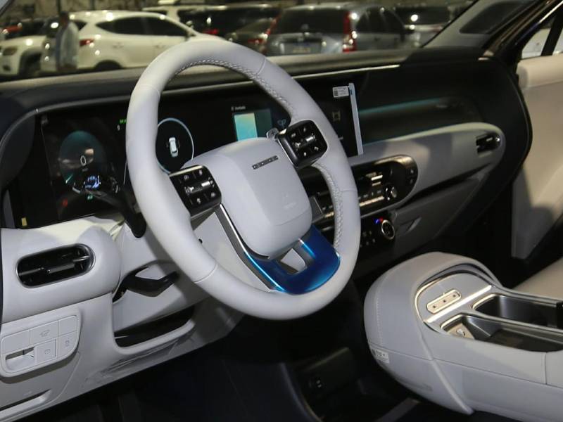 Interior espacioso y sofisticado de la Palisade HEV 2027, con pantalla panorámica de 12.3”, asientos de cuero y tecnología premium para ocho pasajeros.
