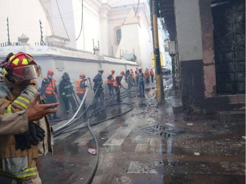 El incendio consumió alrededor de nueve locales.