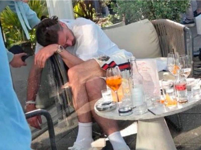 Grealish apareció dormido en la azotea de un bar en Manchester.