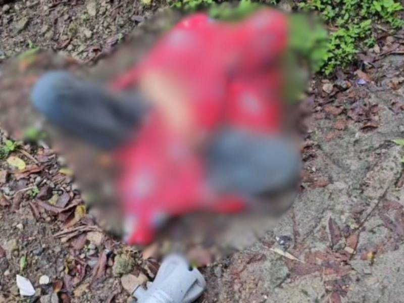 La escena del crimen fue acordonada mientras personal de investigación realizaba las primeras indagaciones.