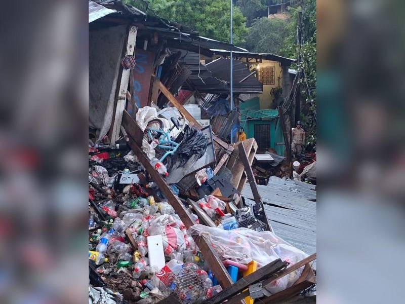 Varias familias se vieron afectadas debido a un deslizamiento de tierra que los dejó casi soterrados. Aquí las imágenes.
