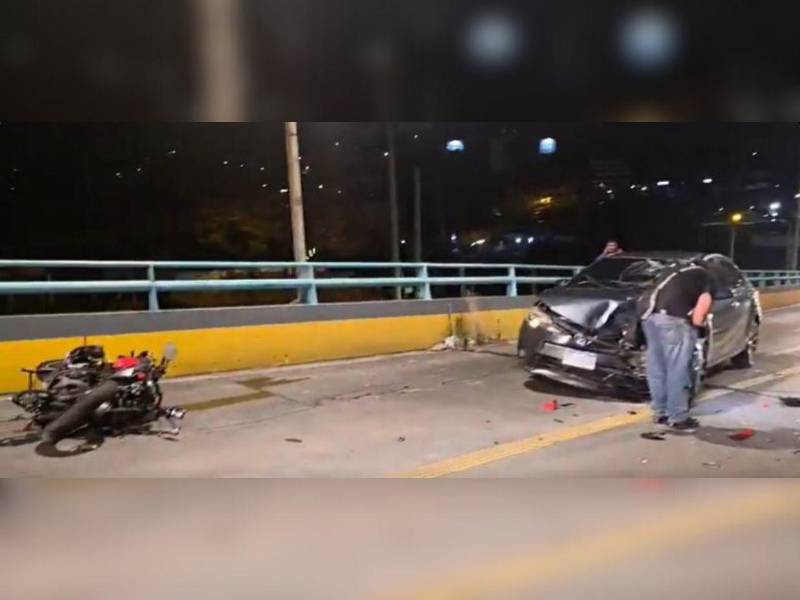 Ambo vehículos quedaron destruidos por el fuerte impacto.