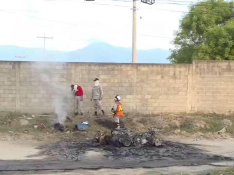 Elementos del Cuerpo de Bomberos llegaron a la zona tras recibir una alerta sobre una cuatrimoto en llamas, donde también encontraron un cuerpo carbonizado.