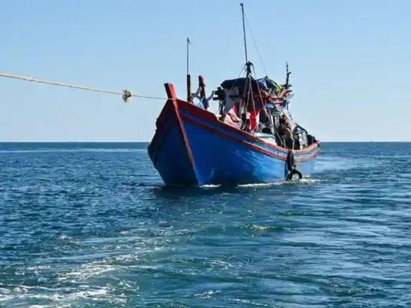 En la embarcación iban cuatro personas: el capitán colombiano Henry Lozano y tres tripulantes dominicanos identificados como Joselito Antonio Paulino, José Aristides Ureña Díaz y Miguel Ramón Ureña Ruiz, que también es residente en Estados Unidos.