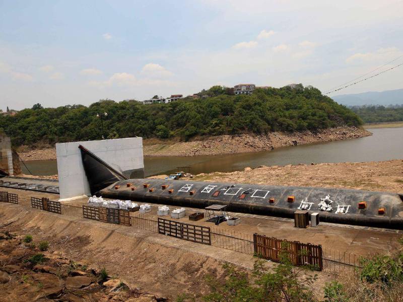 UMAPS realiza mantenimiento preventivo en la cortina inflable de Los Laureles previo al invierno para optimizar la capacidad del embalse.