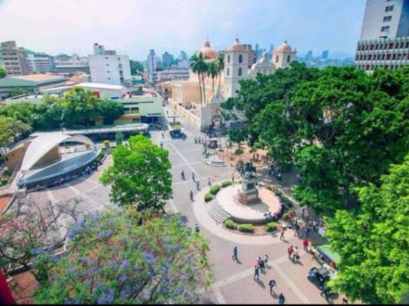 Detrás de cada fachada del casco histórico existe una historia. Iglesias, plazas y edificios antiguos forman un museo urbano en la capital.