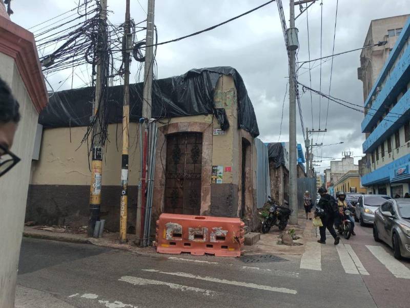 Las paredes de adobe se desmoronan y los techos amenazan con colapsar en varias edificaciones antiguas del centro histórico de Tegucigalpa.